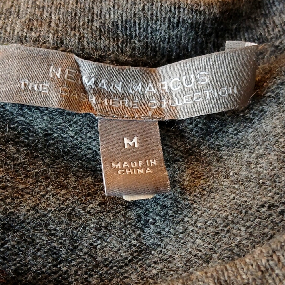 NEIMAN MARCUS PULLOVER GREY SWEATER WITH LACE APPLIED LONG SLEEEVES. SIZE M.